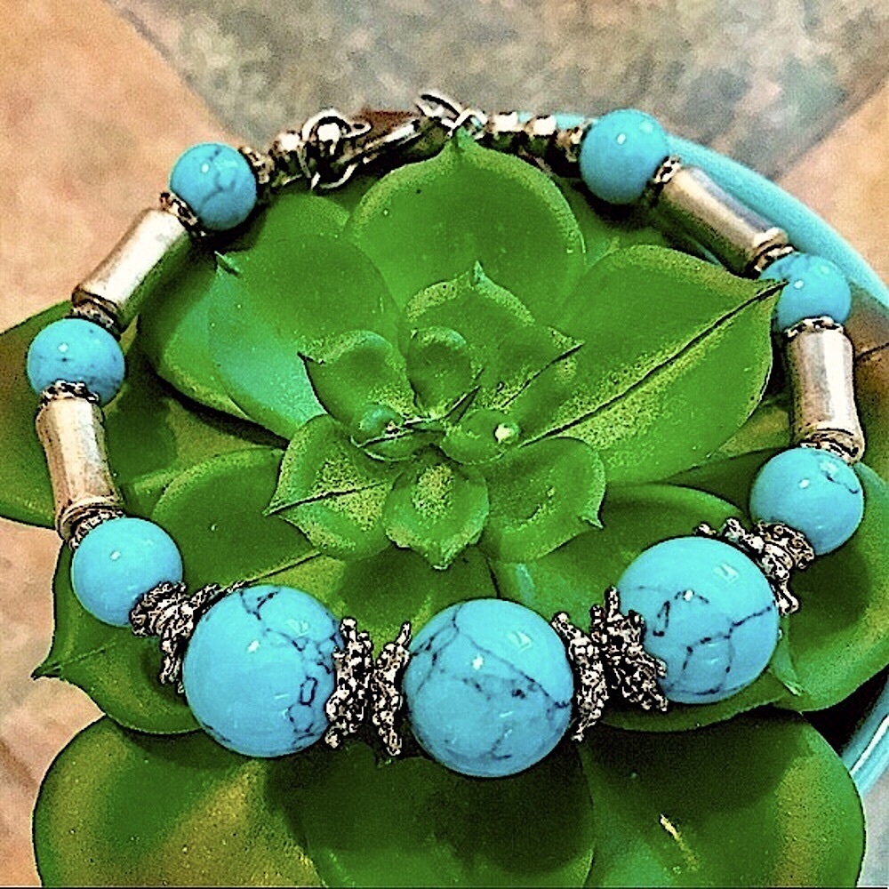 🦋NWOT Turquoise Bead & Silver Bracelet w/Extender